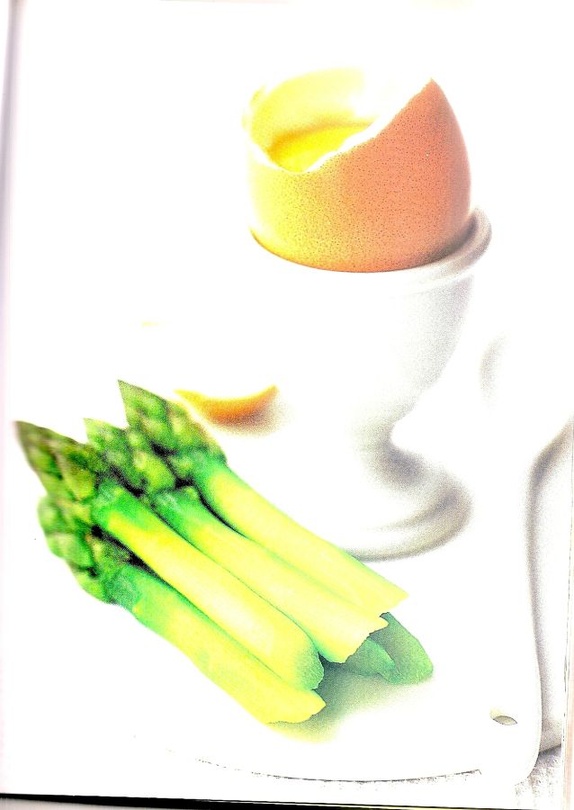 Copertina  Tutto con le uova : 1. alla coque, in camicia, al tegamino e trasformate in frittata, omelette o soufflé. con tante ricette speciali, spiegate passo a passo