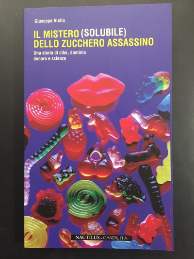 Copertina  Il mistero (solubile) dello zucchero assassino : una storia di cibo, dominio, denaro e scienza : o di alcune più o meno ragionevoli motivazioni per estromettere il saccrosio e diverse altre schifezze dalla vostra alimentazione